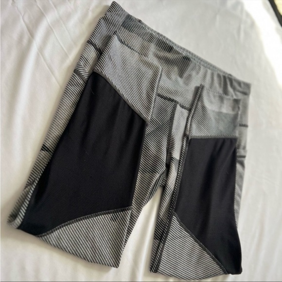 ATHLETA striped leggings. Gray and black size small. Pockets, hidden zipper - Picture 10 of 11